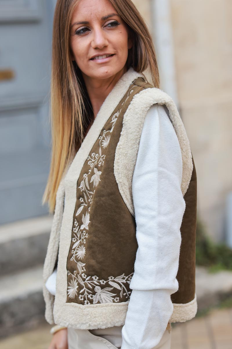 Chaqueta sin mangas de ante caqui y tupé con bordado de flores