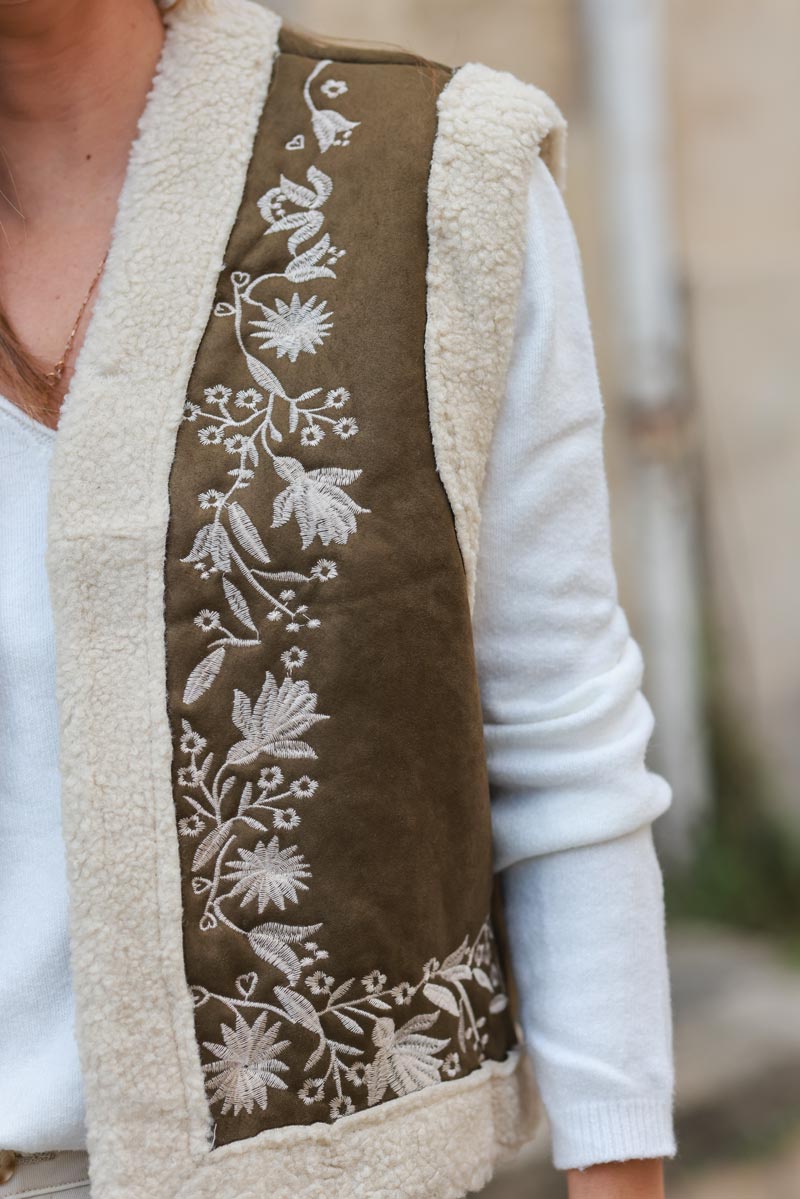 Veste sans manches en suédine kaki et moumoute broderie fleurs