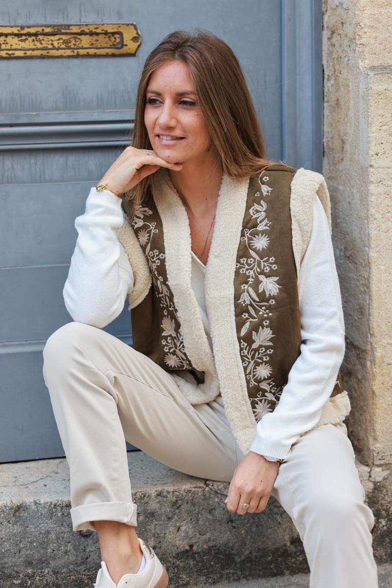 Chaqueta sin mangas de ante caqui y tupé con bordado de flores