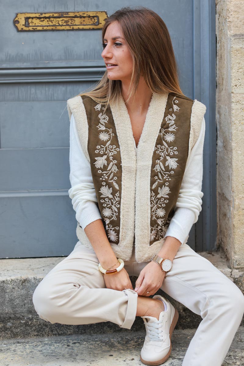 Chaqueta sin mangas de ante caqui y tupé con bordado de flores