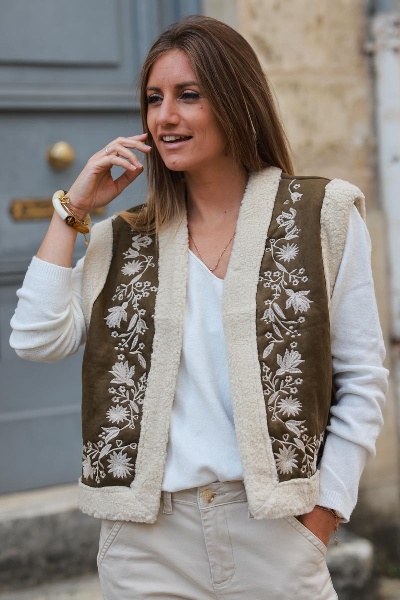 Chaqueta sin mangas de ante caqui y tupé con bordado de flores