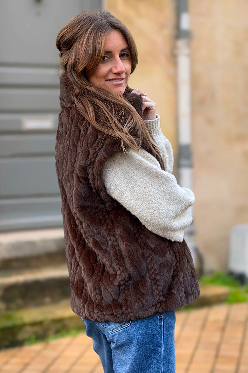 Veste sans manches marron fausse fourrure torsadée fermeture zip et col montant