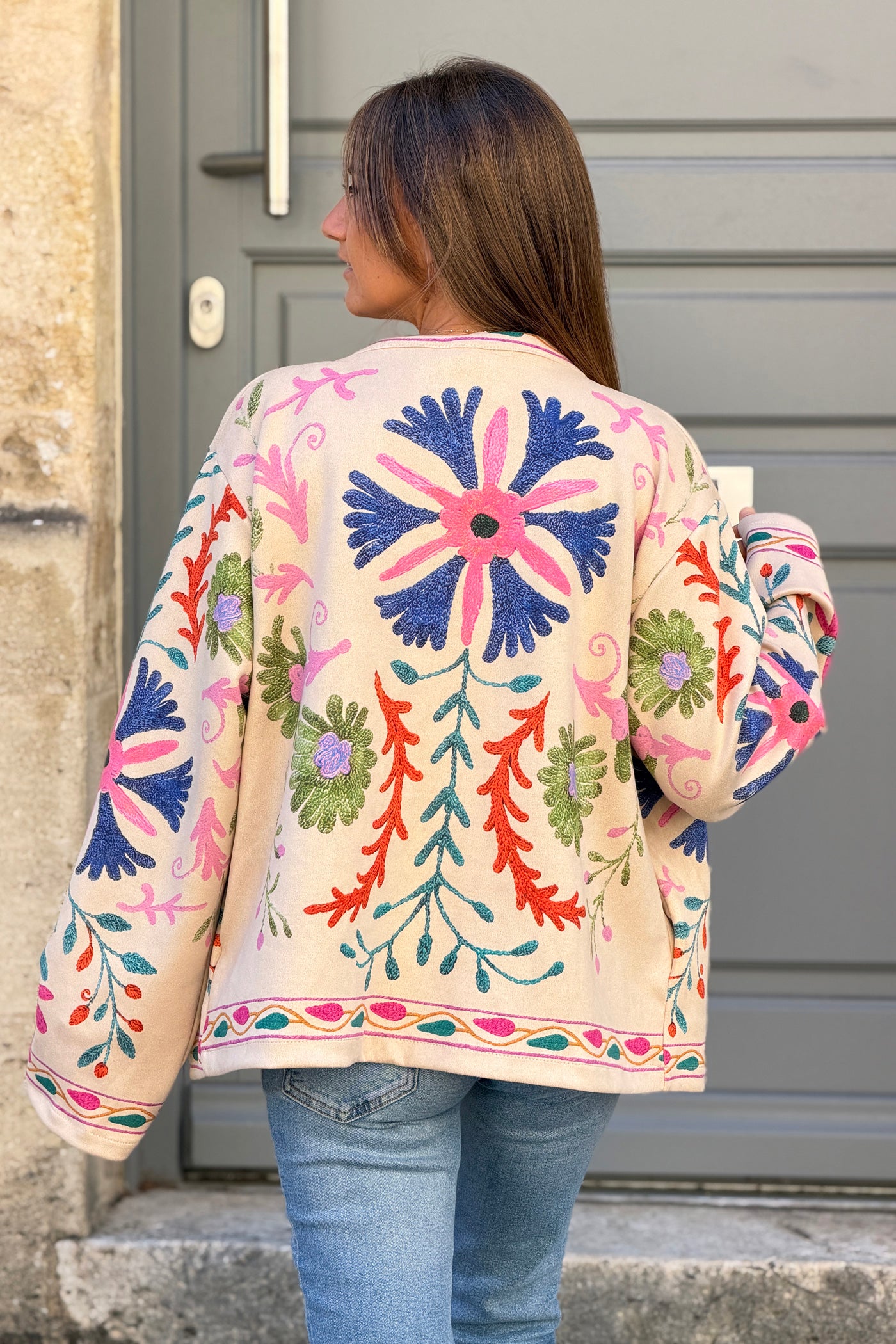 Veste souple en suédine beige imprimé fleurs colorées effet broderie
