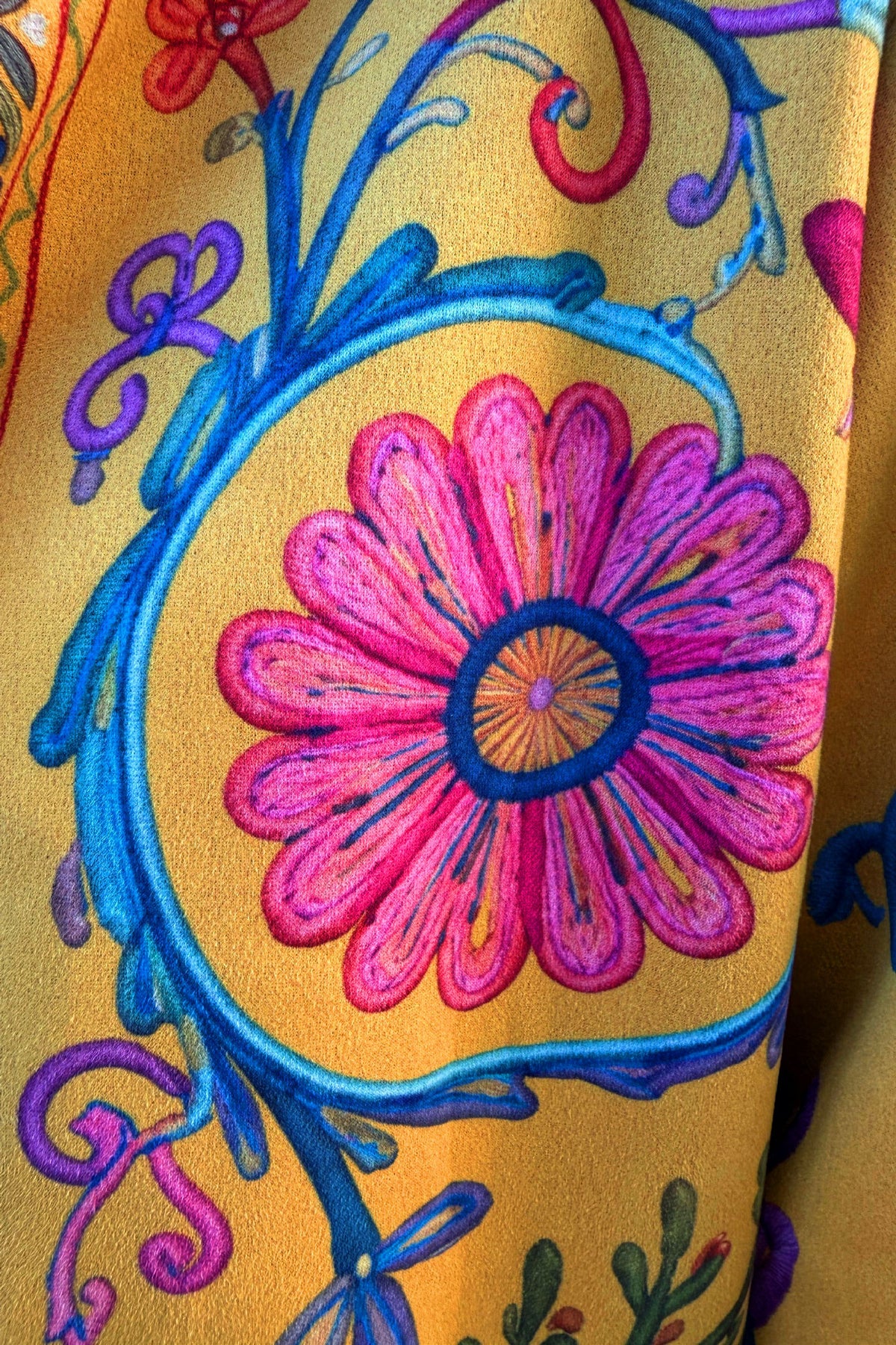 Veste souple en suédine moutarde imprimé arabesques et fleurs effet broderie