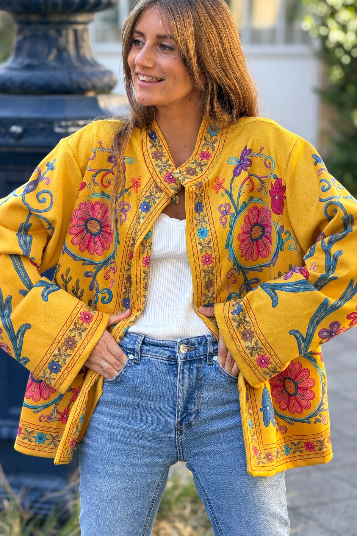 Veste souple en suédine moutarde imprimé arabesques et fleurs effet broderie