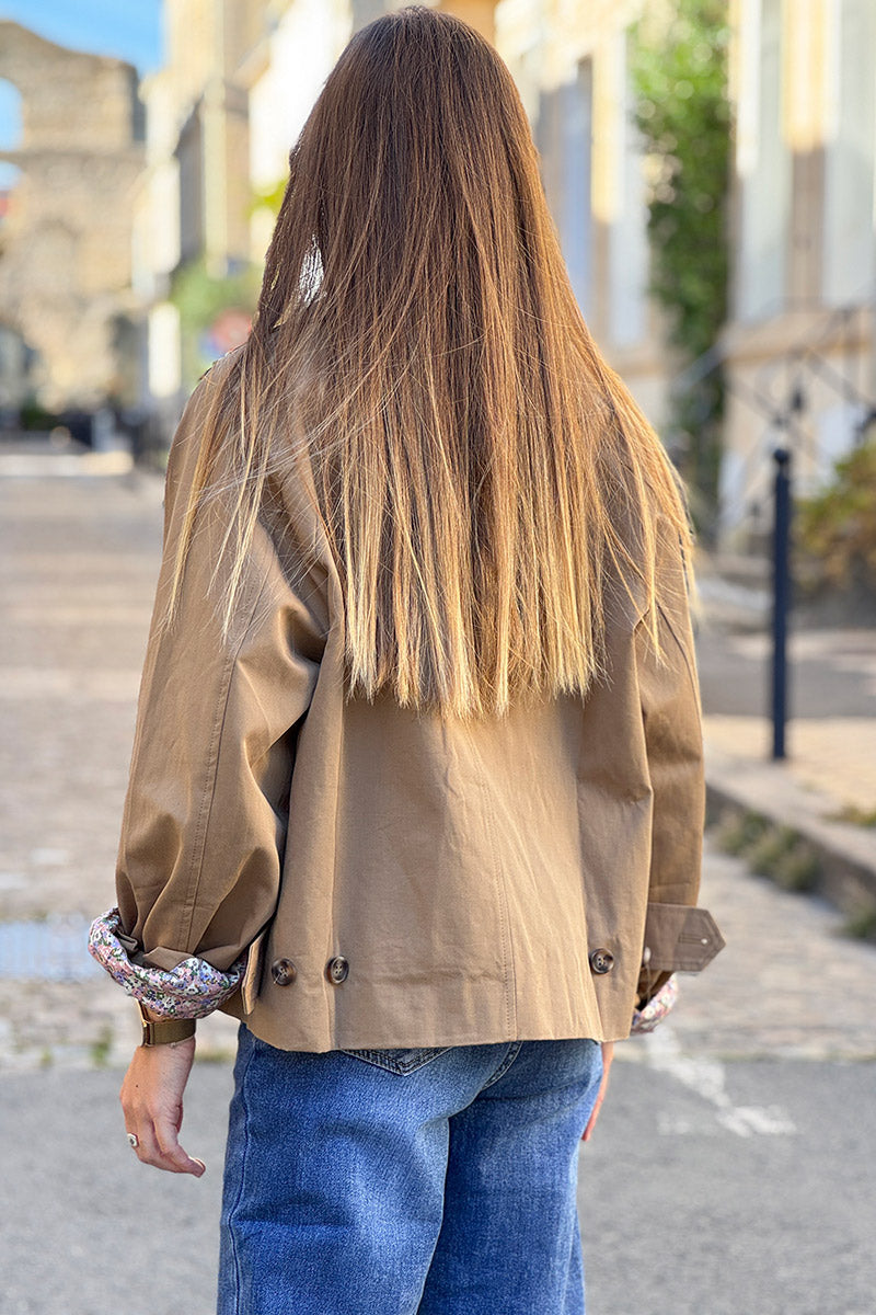Veste style trench court camel avec boutons écaille poches et doublure fleurs liberty