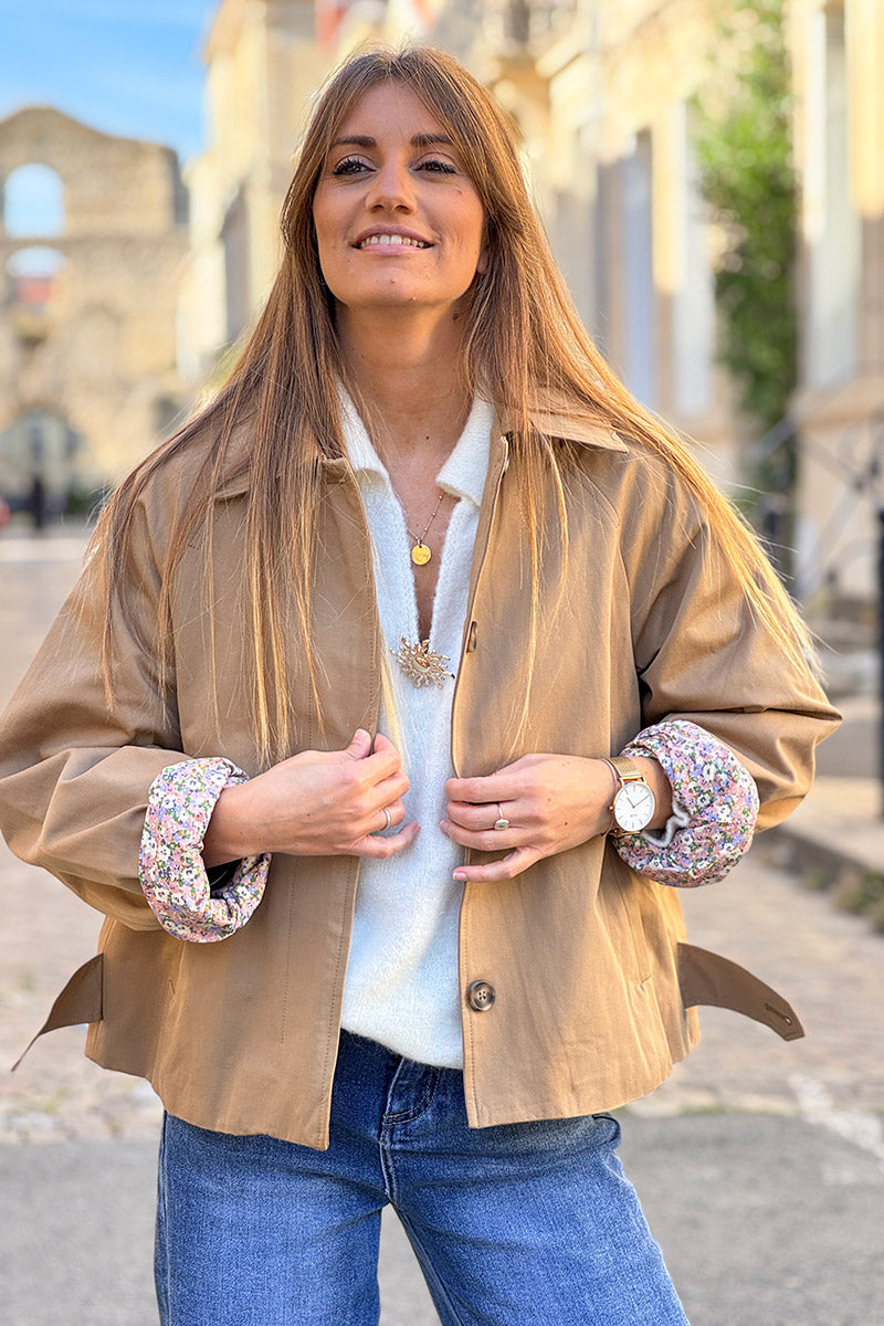 Veste style trench court camel avec boutons écaille poches et doublure fleurs liberty