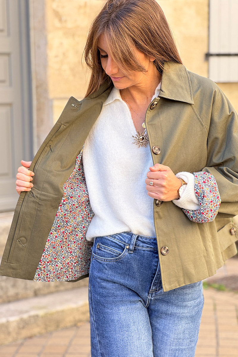 Veste style trench court kaki avec boutons écaille poches et doublure fleurs liberty