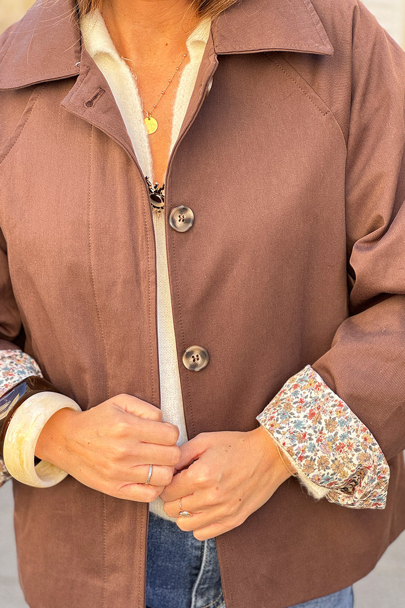 Veste style trench court marron avec boutons écaille poches et doublure fleurs liberty
