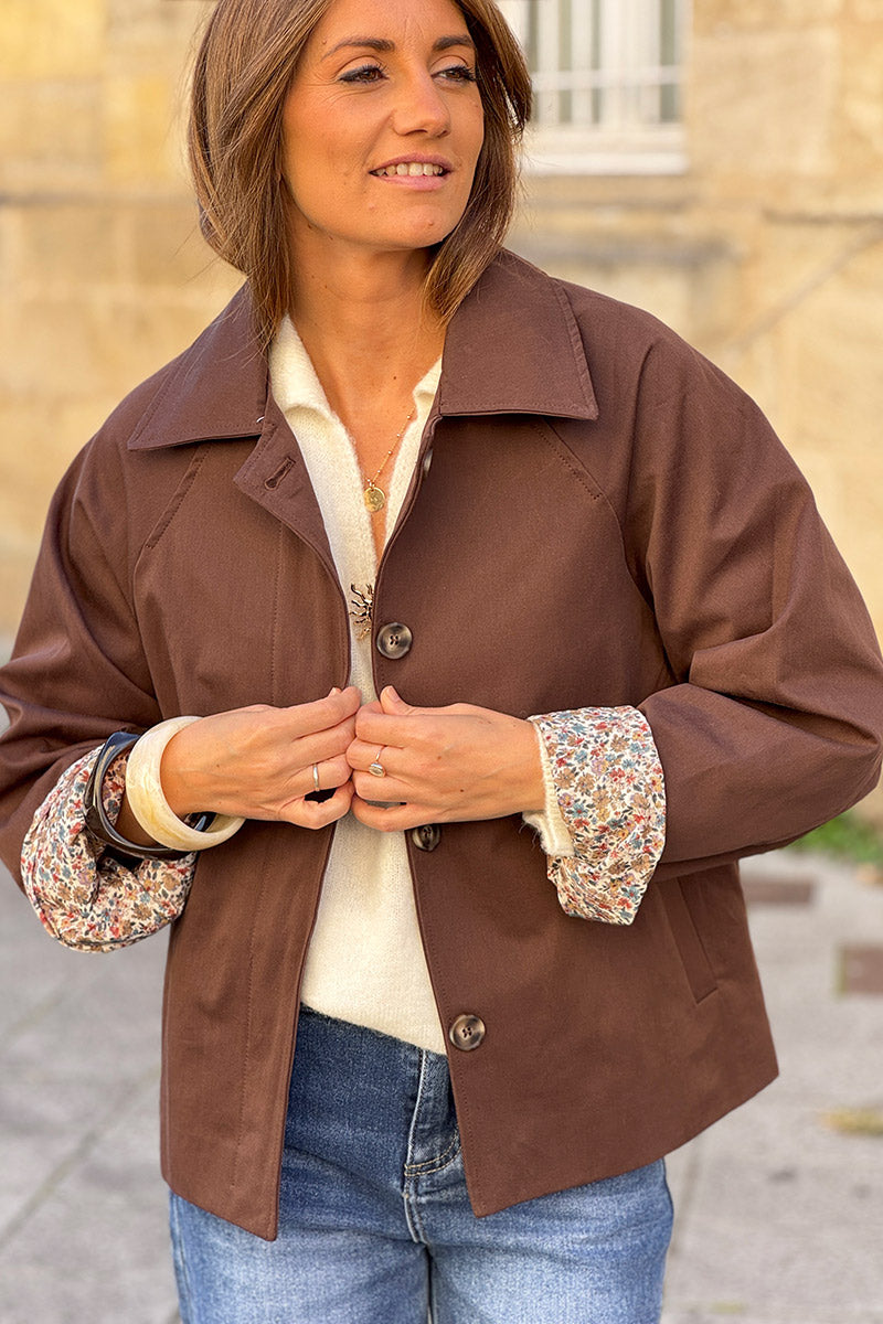 Veste style trench court marron avec boutons écaille poches et doublure fleurs liberty