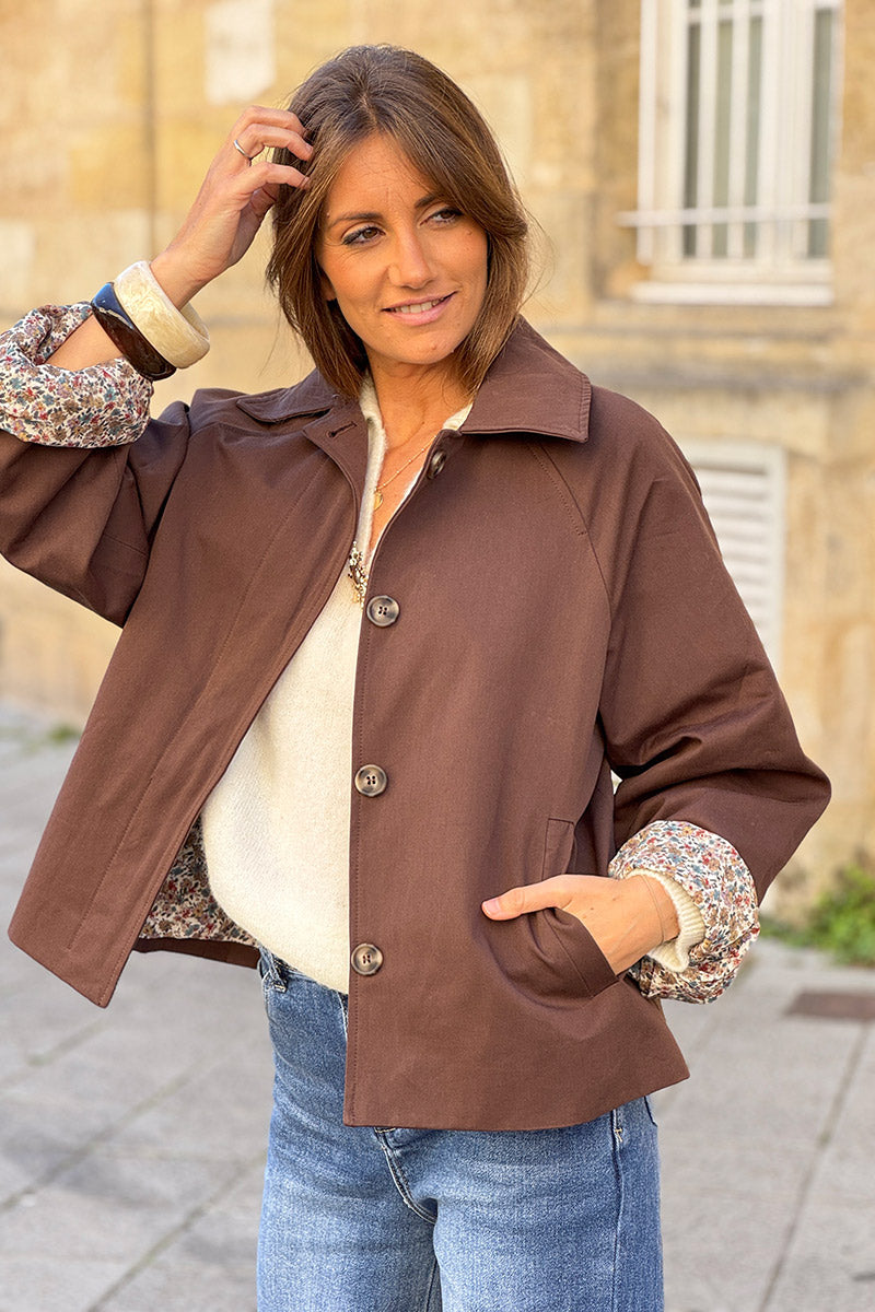 Veste style trench court marron avec boutons écaille poches et doublure fleurs liberty