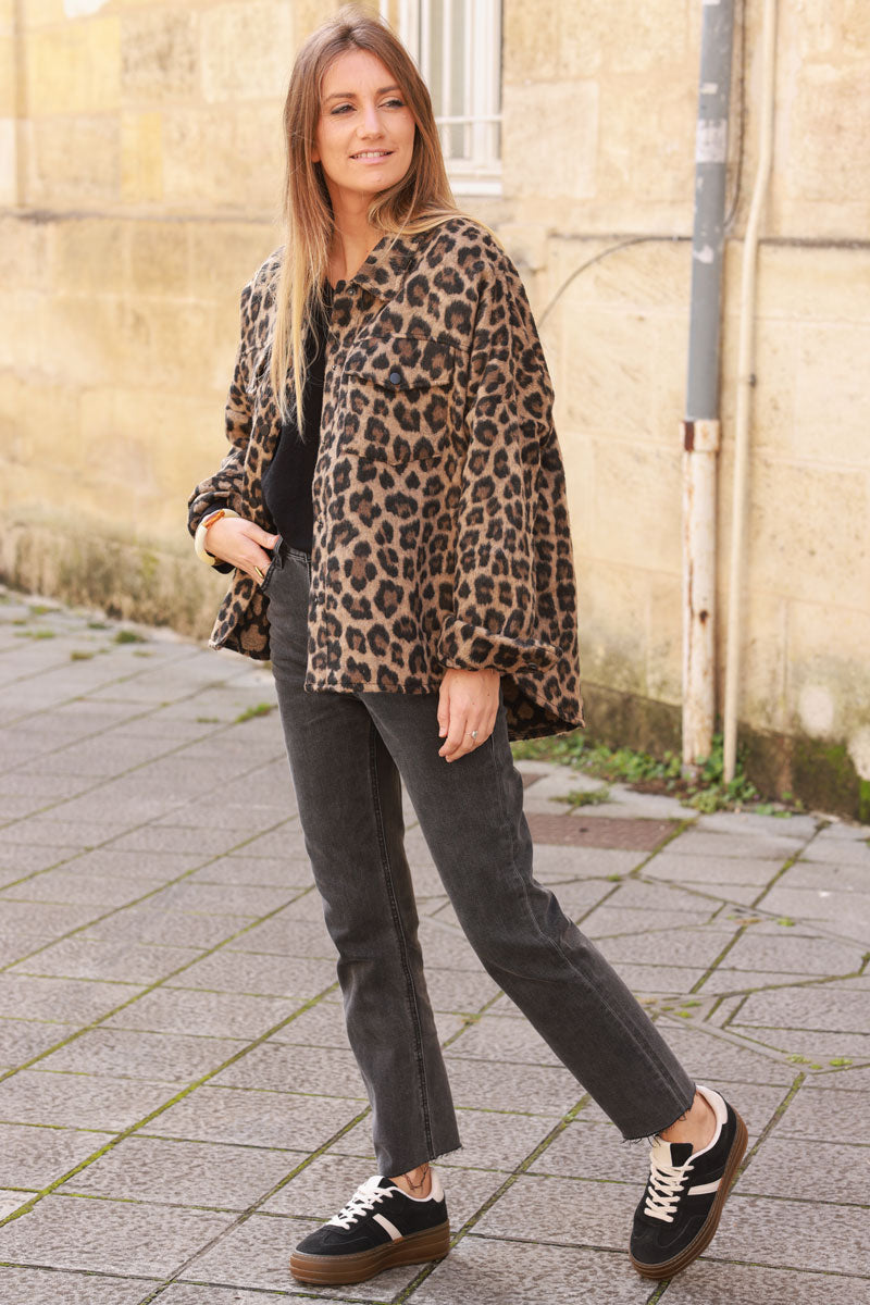 Sobrecamisa de fieltro con estampado de leopardo camel