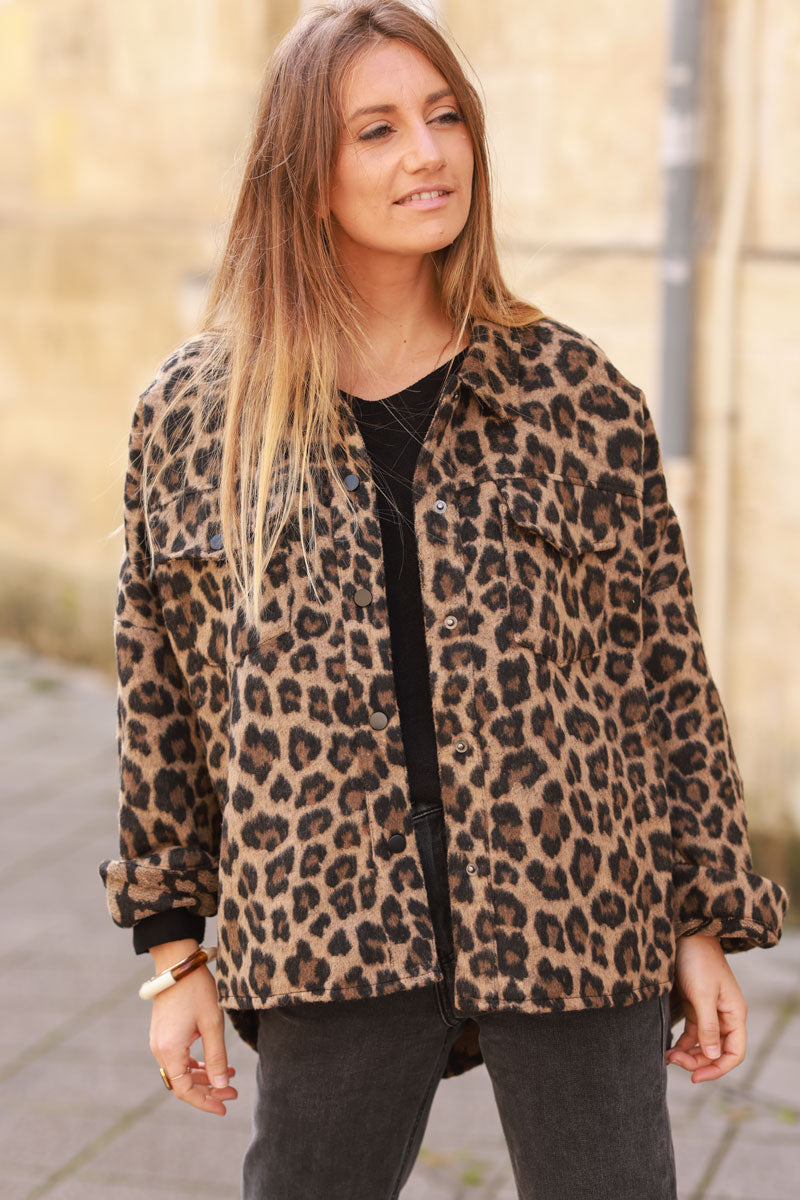 Sobrecamisa de fieltro con estampado de leopardo camel