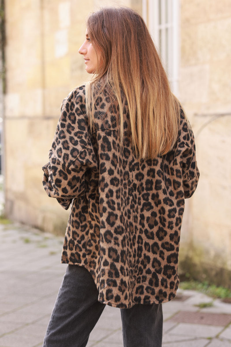 Sobrecamisa de fieltro con estampado de leopardo camel