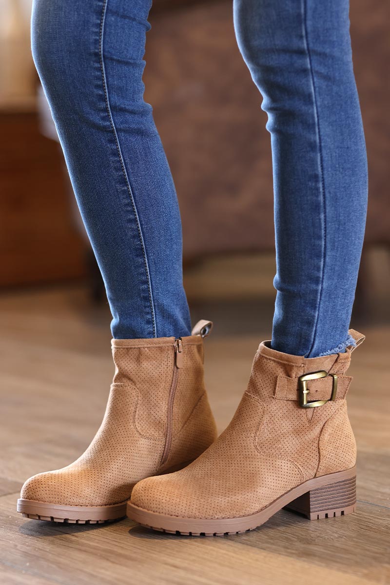 Boots camel clair en su dine souple ajour e avec boucle et petit talon