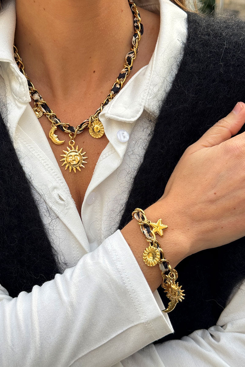 Bracelet maille dorée et tissu léopard avec pendentifs soleil, lune et étoile