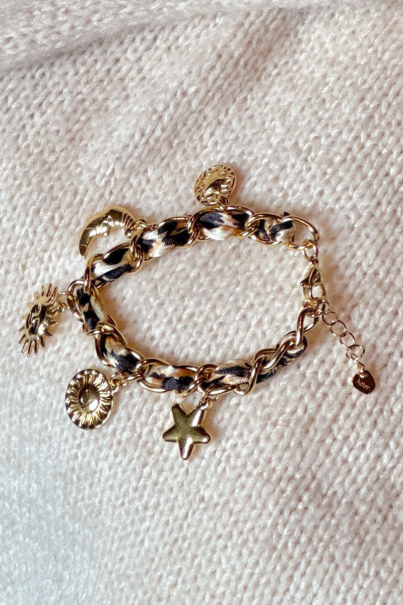 Bracelet maille dorée et tissu léopard avec pendentifs soleil, lune et étoile