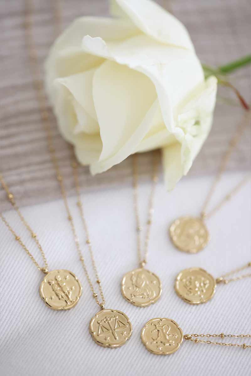 Collar dorado medalla pequeña signo del zodiaco Libra