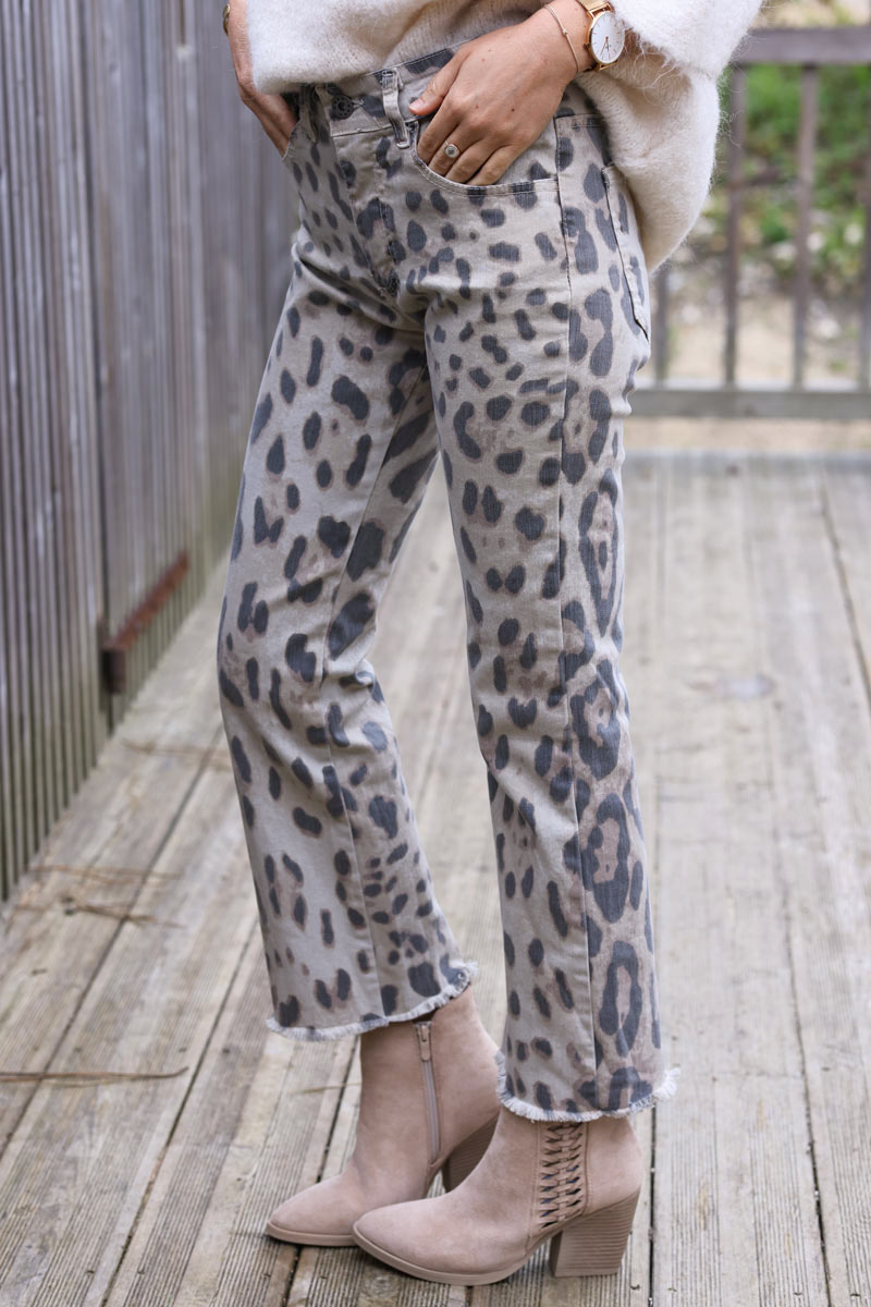 Jeans 7/8 beige estampado leopardo con pequeños flecos