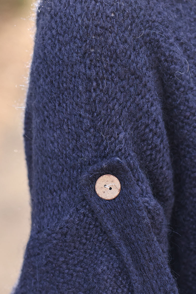 Cárdigan largo azul marino, punto grande, mangas con botones de madera, cuello cruzado