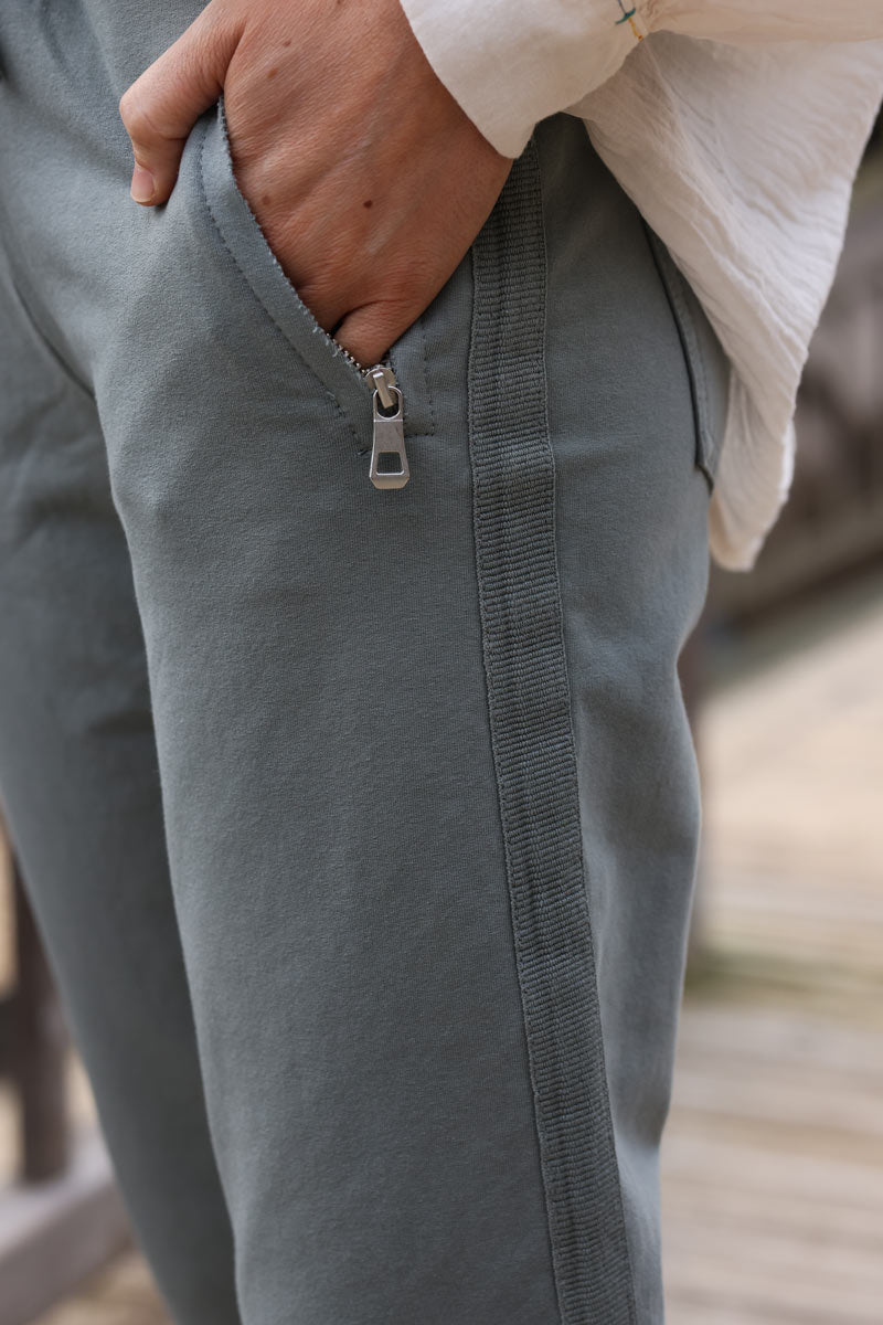 Jogging kaki liseré ruban sur le coté poches zip ceinture élastique