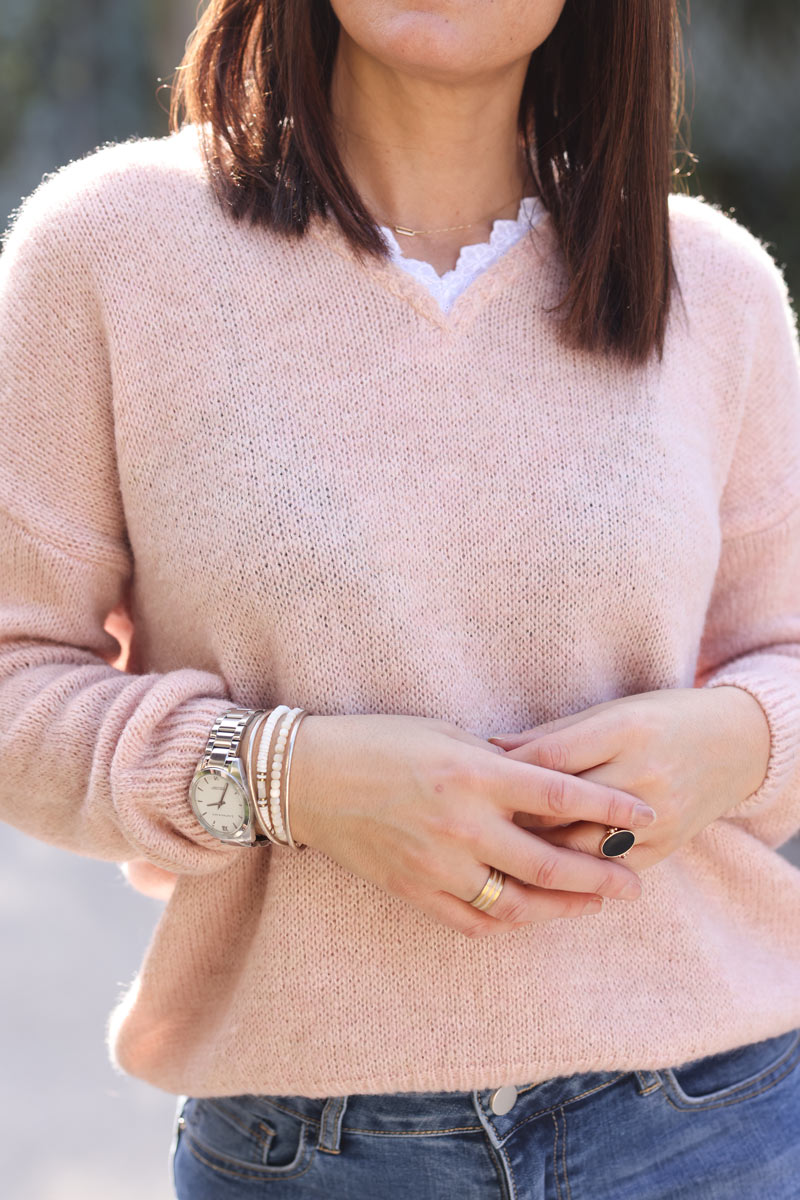 Jersey de punto rosa empolvado con cuello de pico y encaje