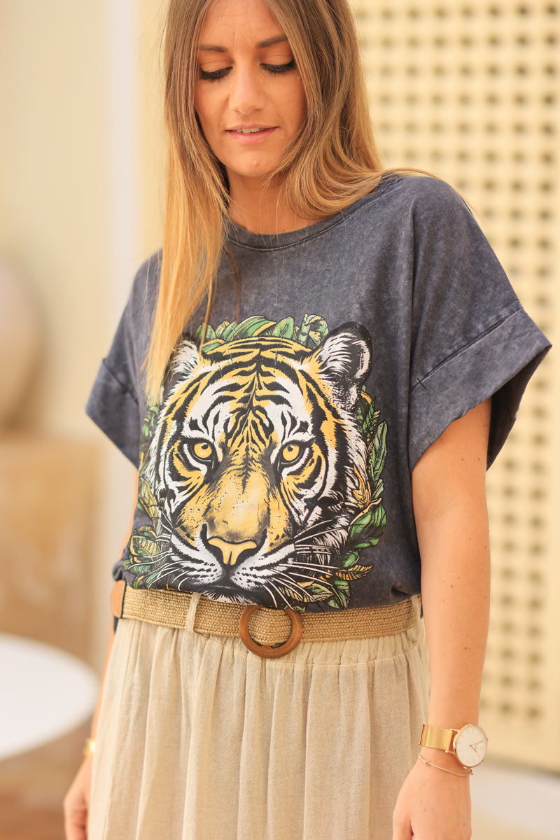 Camiseta gris desteñido con cuello redondo y mangas remangadas, cabeza de tigre